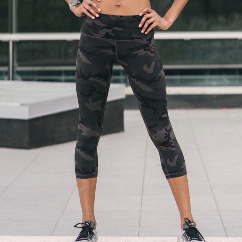 ZYIA Active Lux Grey Camo Print High Rise Capri Leggings Size 2